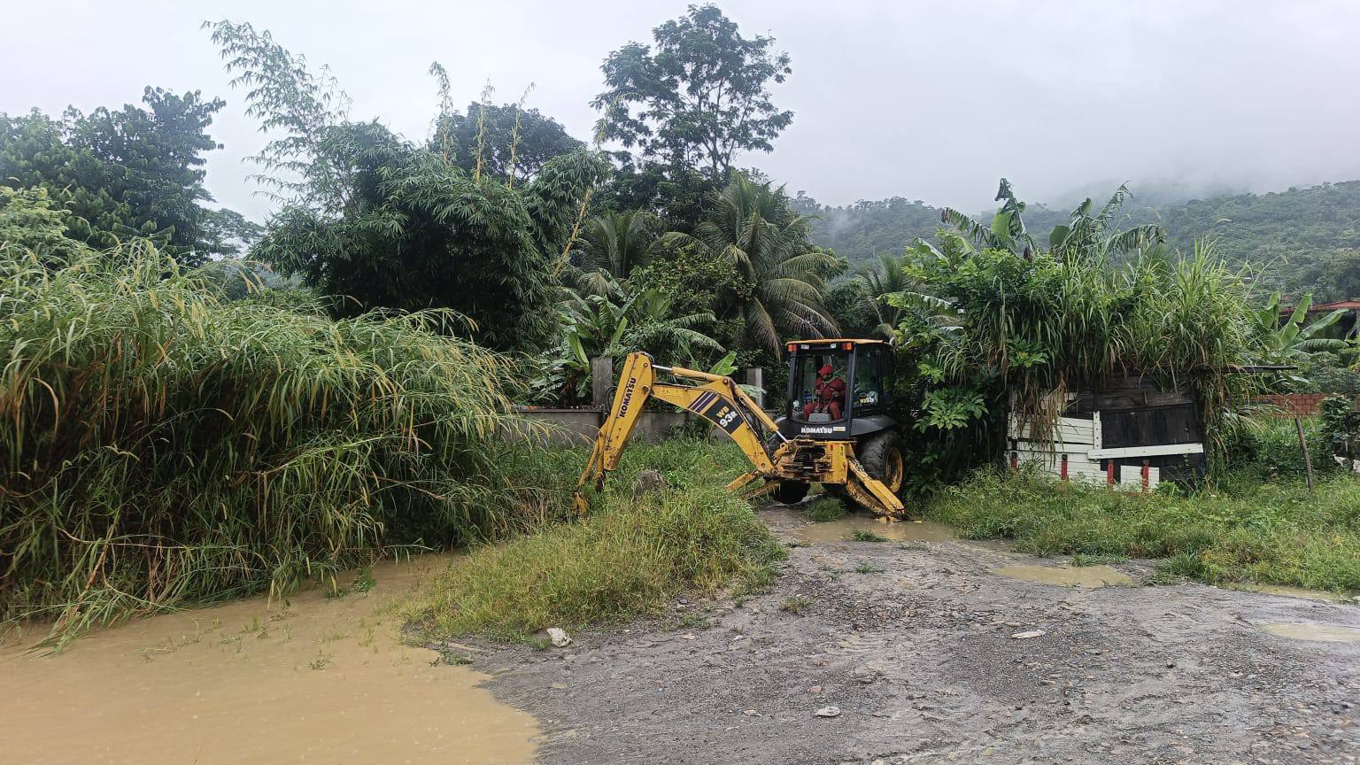 ATENCIÓN INMEDIATA CON MAQUINARIA PESADA ANTE EMERGENCIAS POR LLUVIAS EN CARANAVI